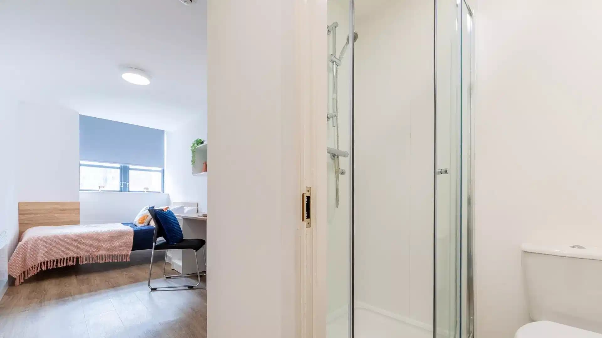 Silver Ensuite - Image 2