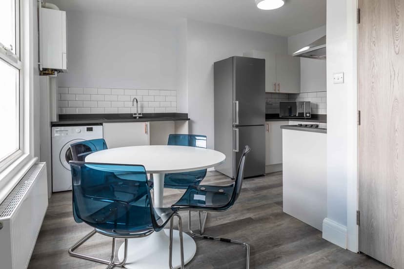 Four Bed Flat - Image 5