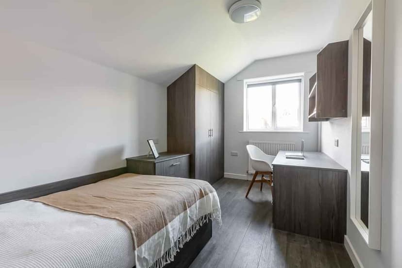 Four Bed Flat - Image 3