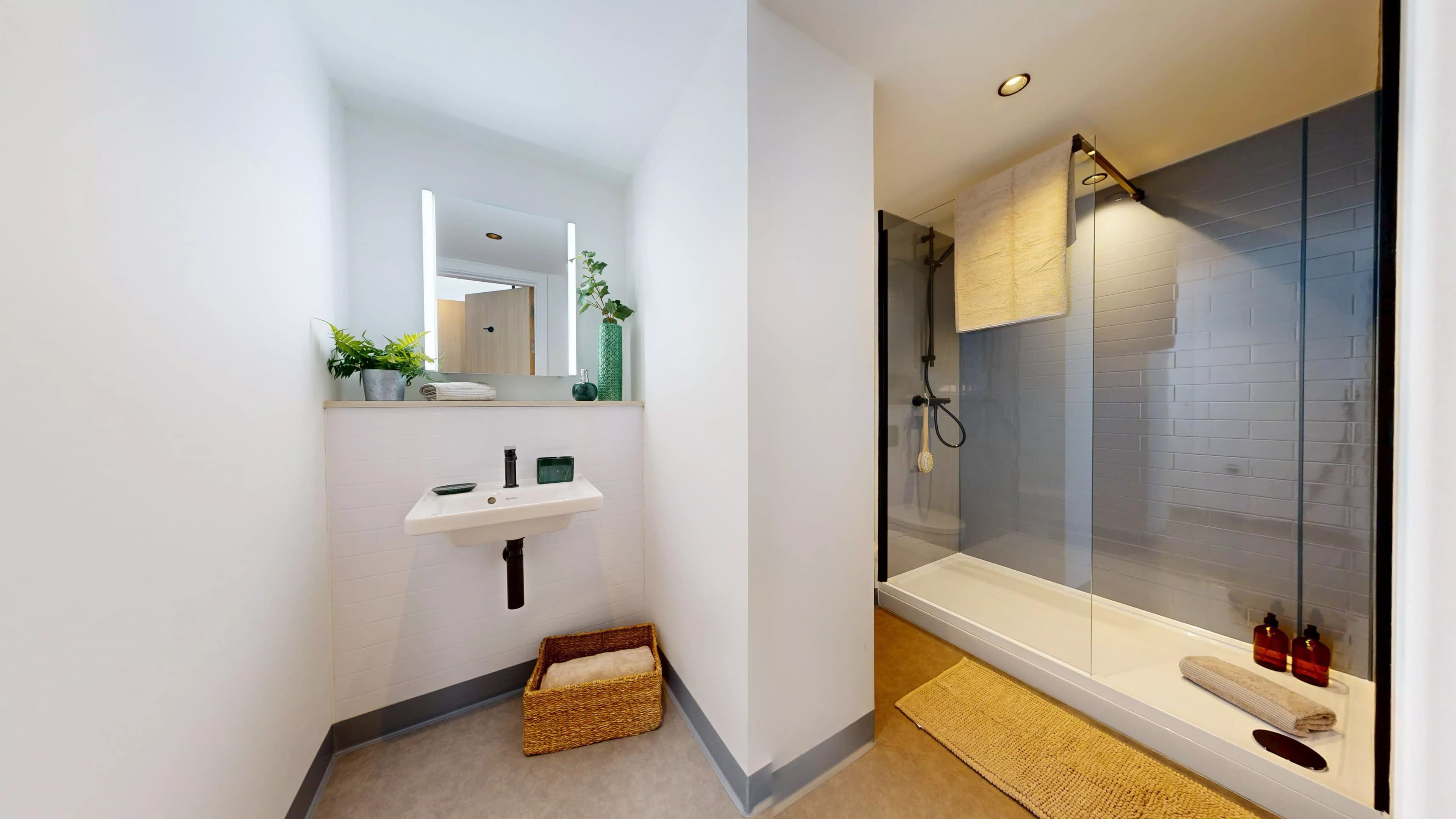 Penthouse En-suite - Image 3