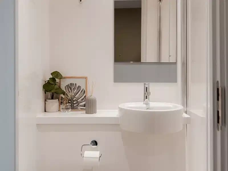 Superior Ensuite - Image 4