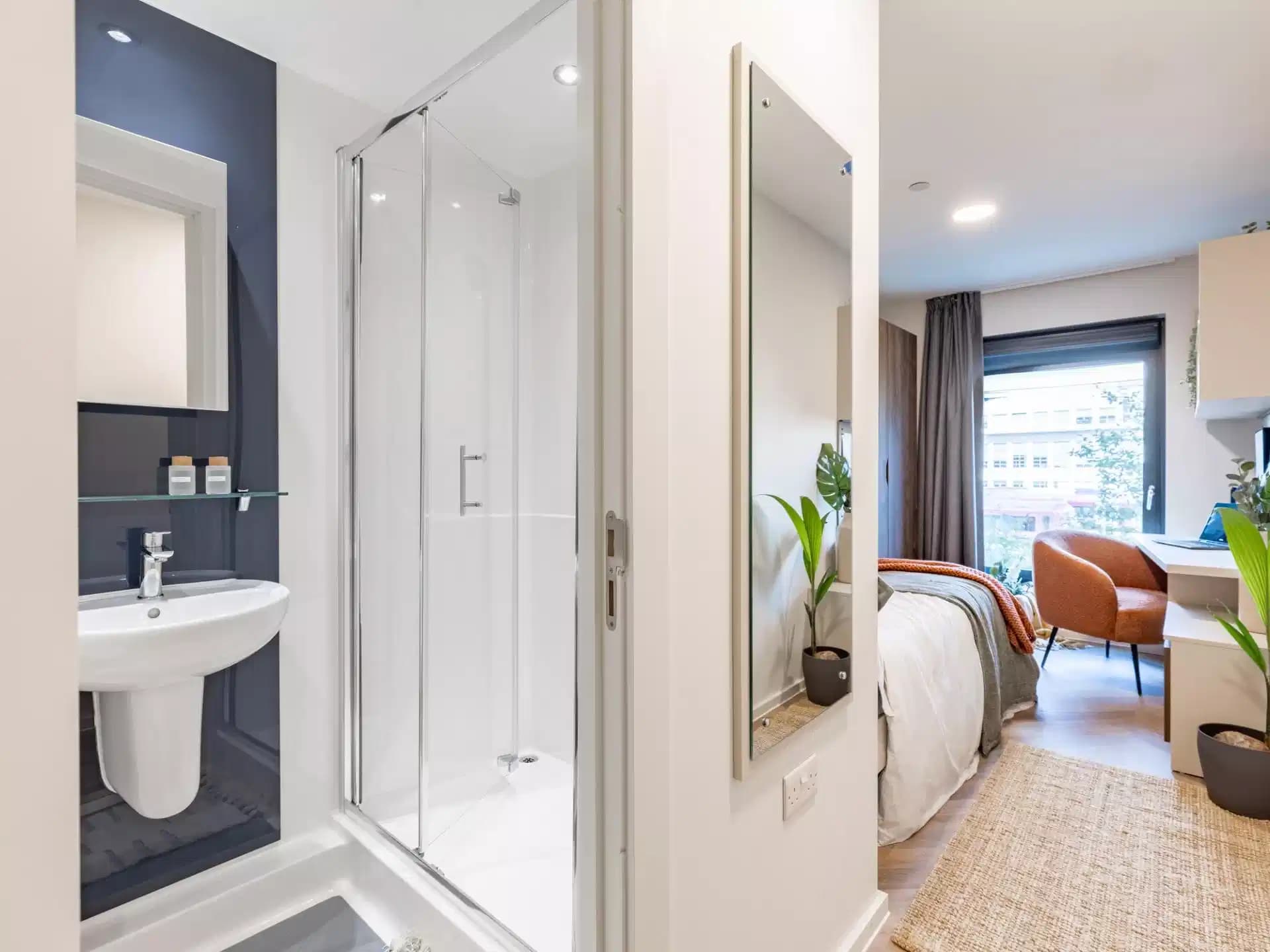 Penthouse Ensuite - Image 3