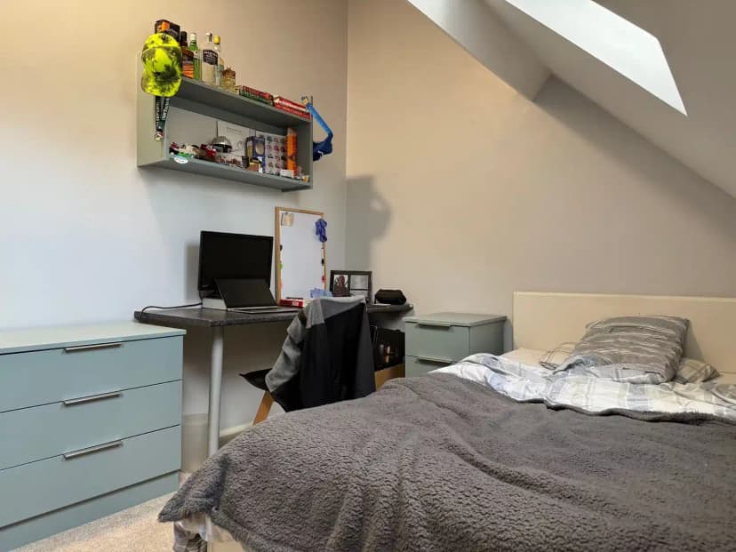 Room 4 - Image 6