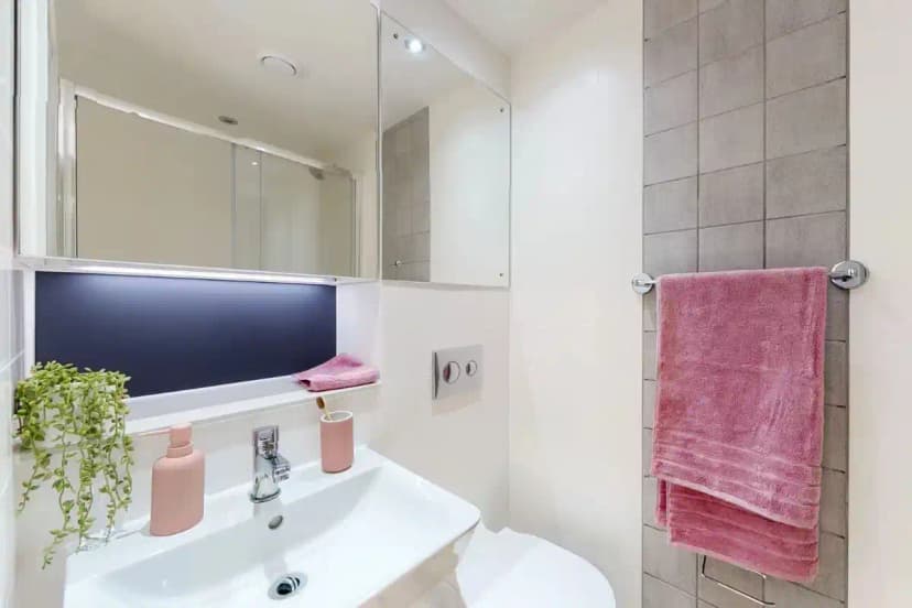 Bronze Studio Penthouse - Image 3