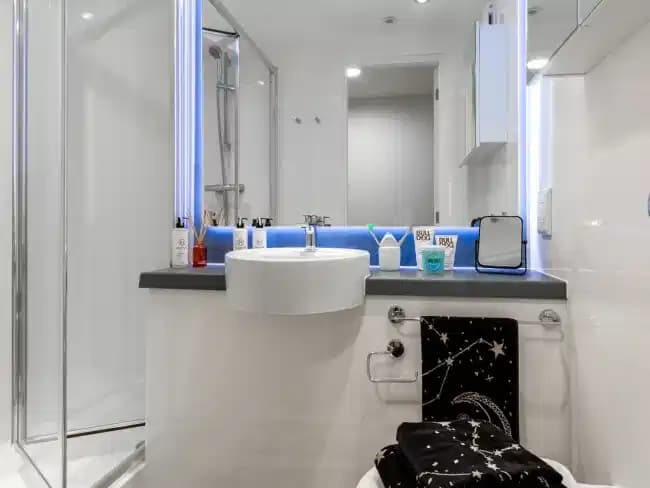 Skyline Silver En Suite - Image 2