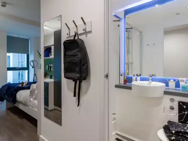 Skyline Silver En Suite - Image 3