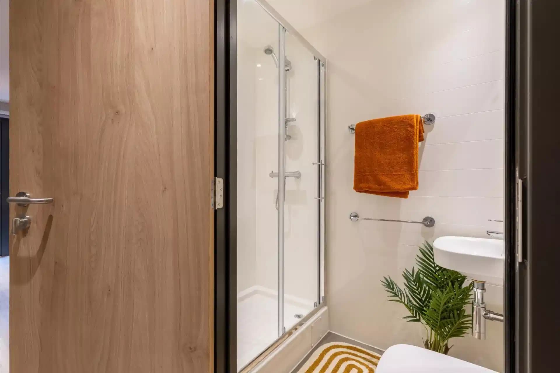 Compact Ensuite  - Image 6