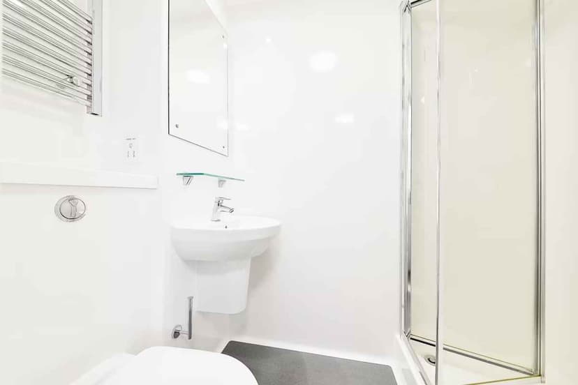 Silver En Suite - Image 2