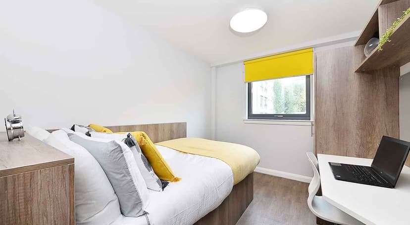Gold Ensuite - Image 1