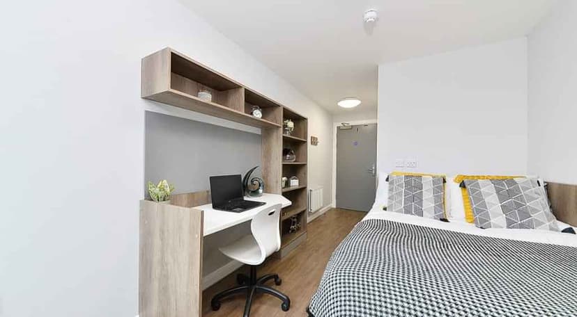 Attic Ensuite Plus - Image 2