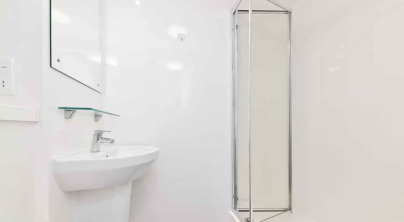 Attic Ensuite Plus - Image 3