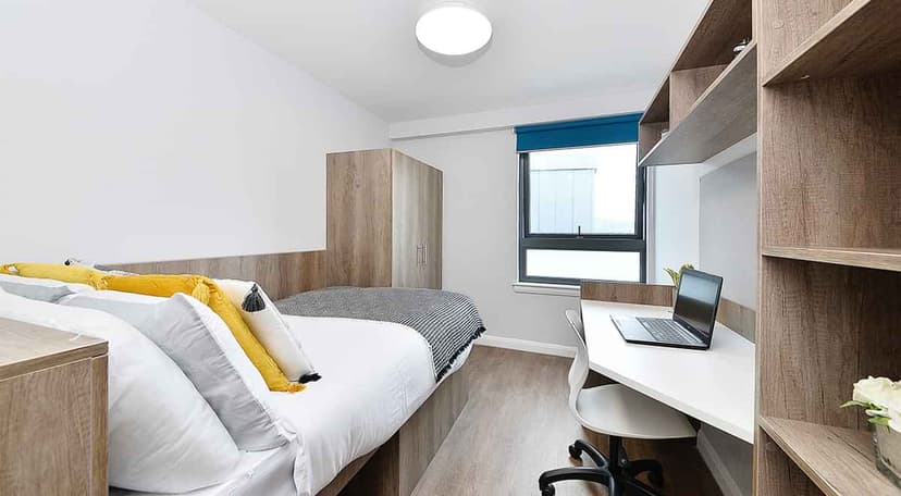 Attic Ensuite Plus - Image 4