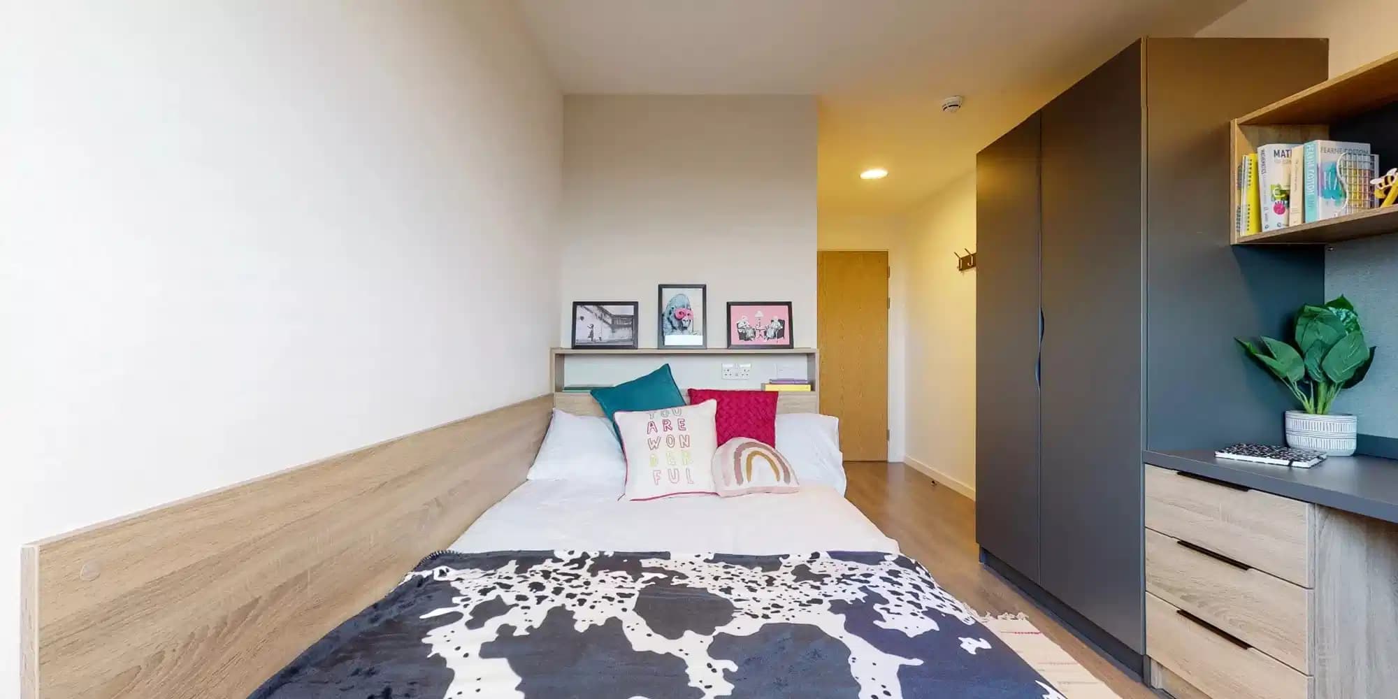 Silver Ensuite Upper - Image 1