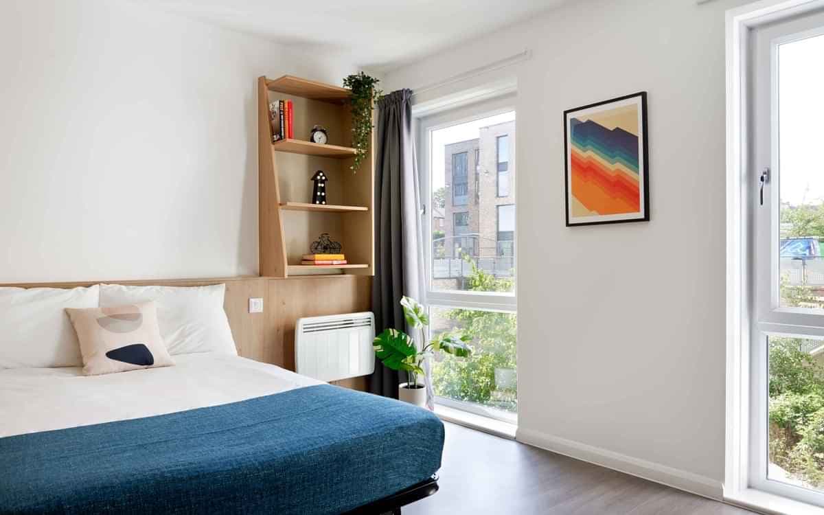 Gold En-suite - Image 1