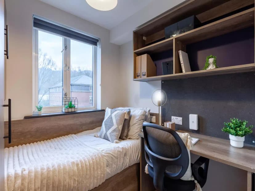 Medium Ensuite - Image 1