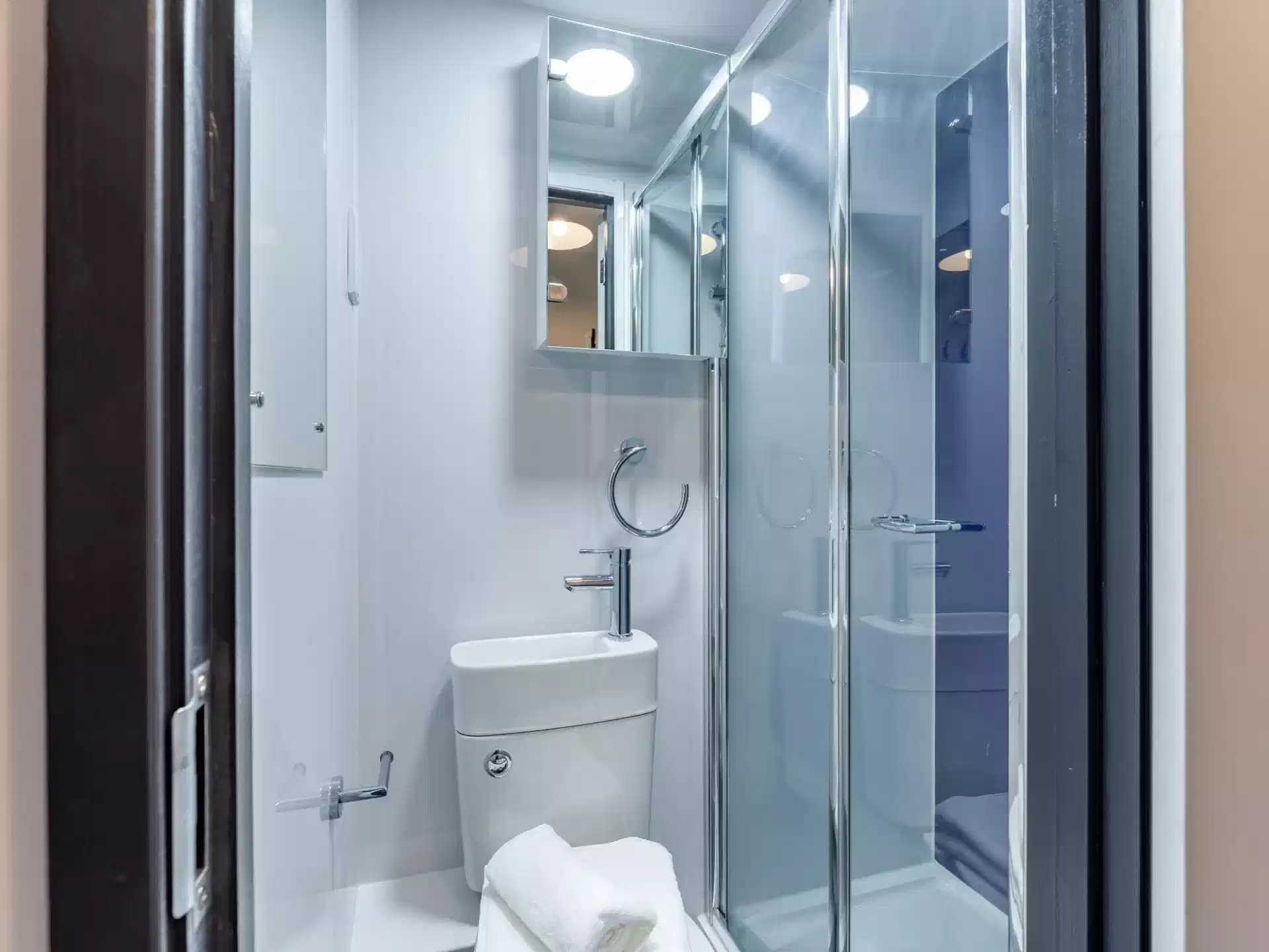 Medium Ensuite - Image 5