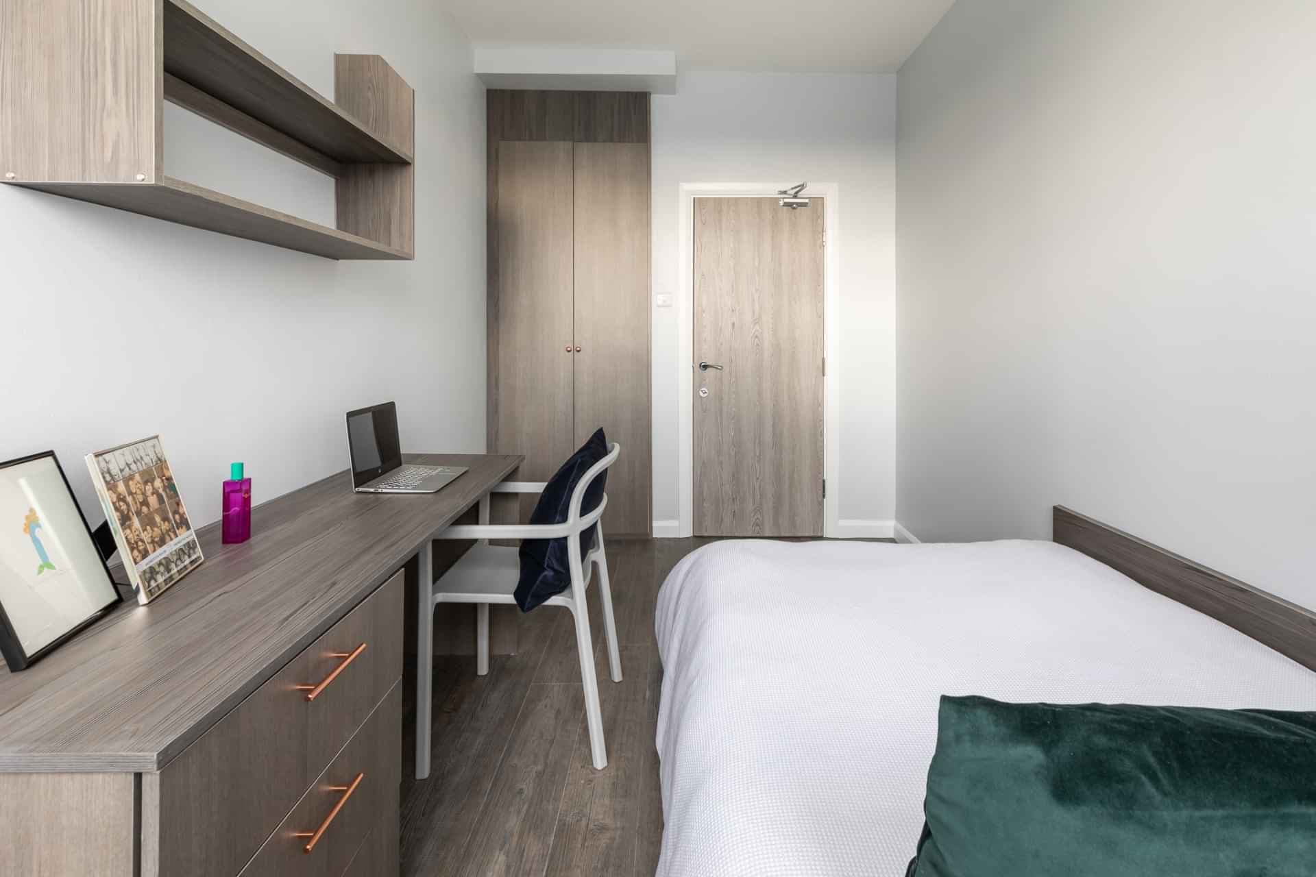 Three Bed Flat - Image 5