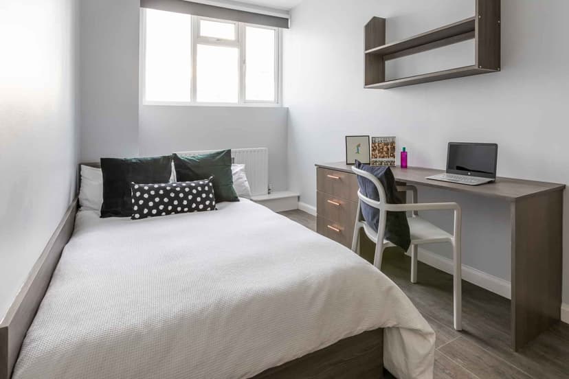 Three Bed Flat - Image 1