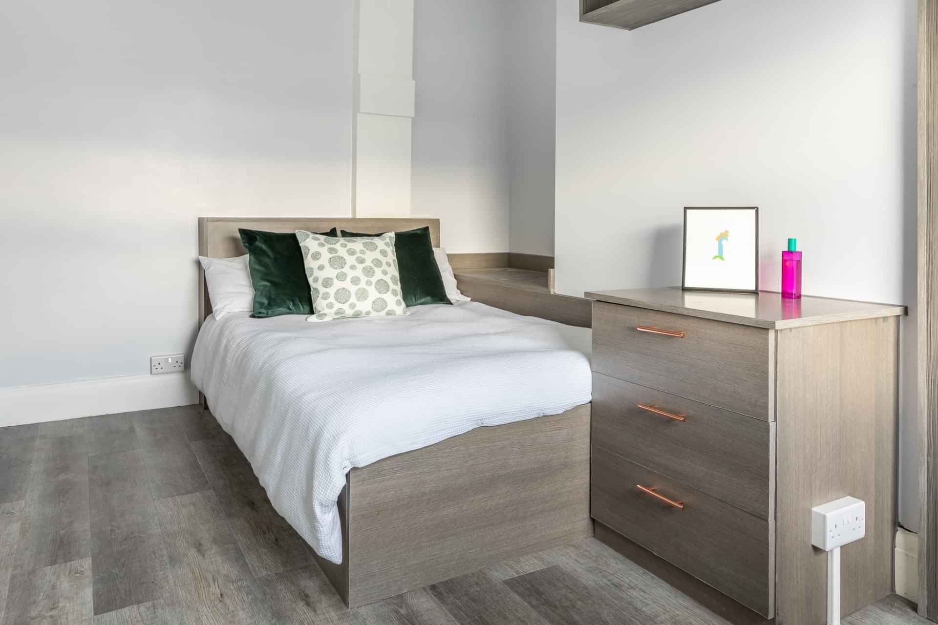 Three Bed Flat - Image 2