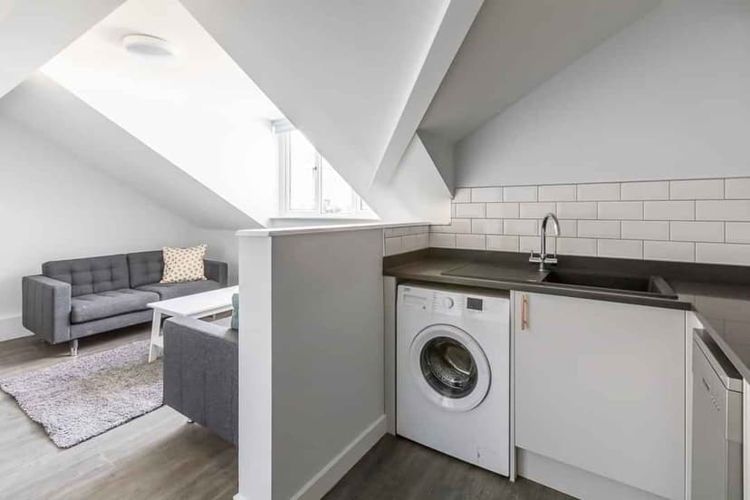 Three Bed Flat - Image 9