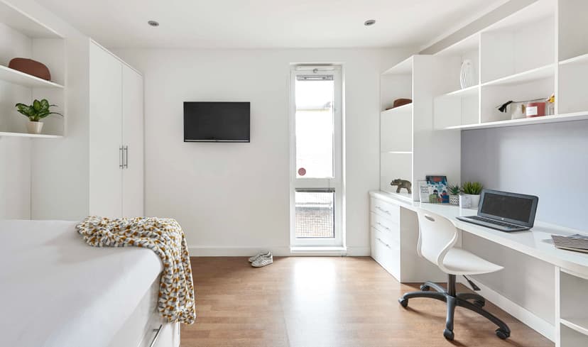 Premier ensuite plus in a 7 bed apartment - Image 2