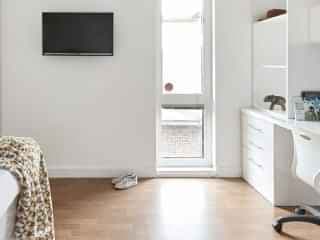 Premier ensuite in a 7 bed apartment - Image 1
