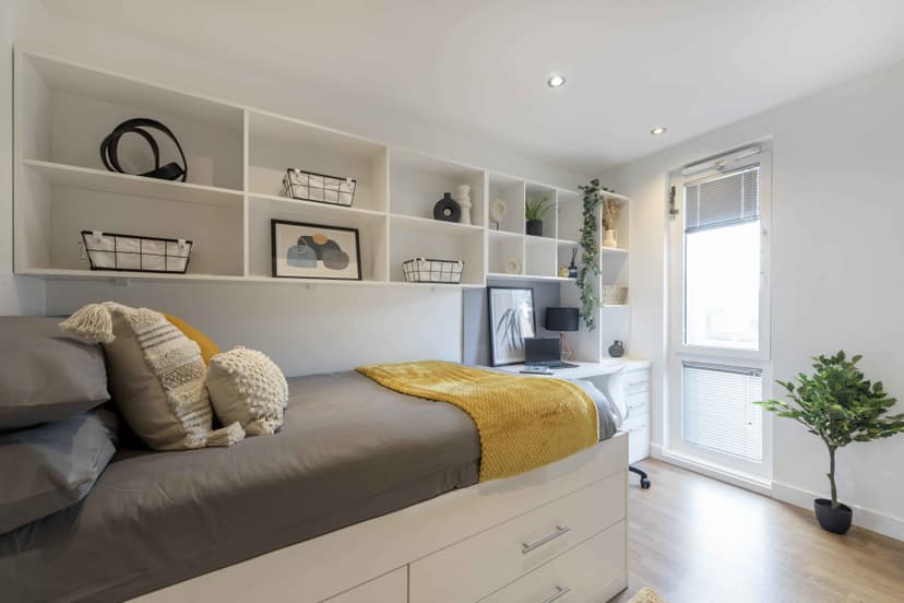 Premier ensuite in a 7 bed apartment - Image 4