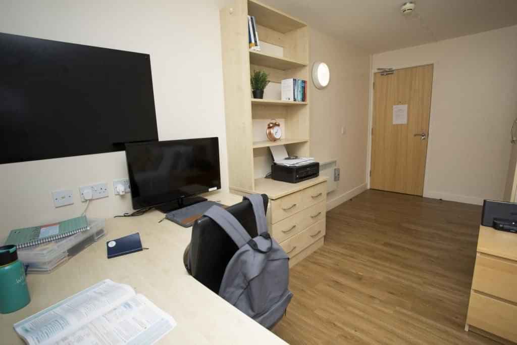 Gold 2 Bed Ensuite - Image 2