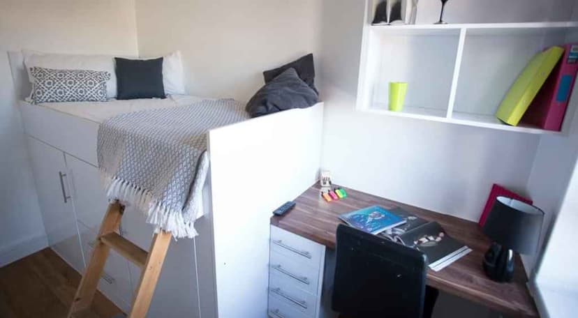 Bronze Non-Ensuite Room - Image 1