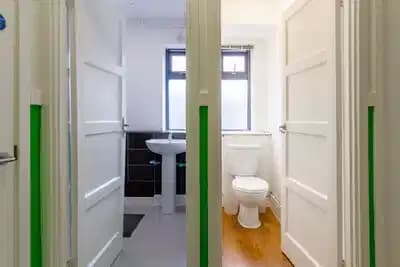 Bronze Non-Ensuite Room - Image 5