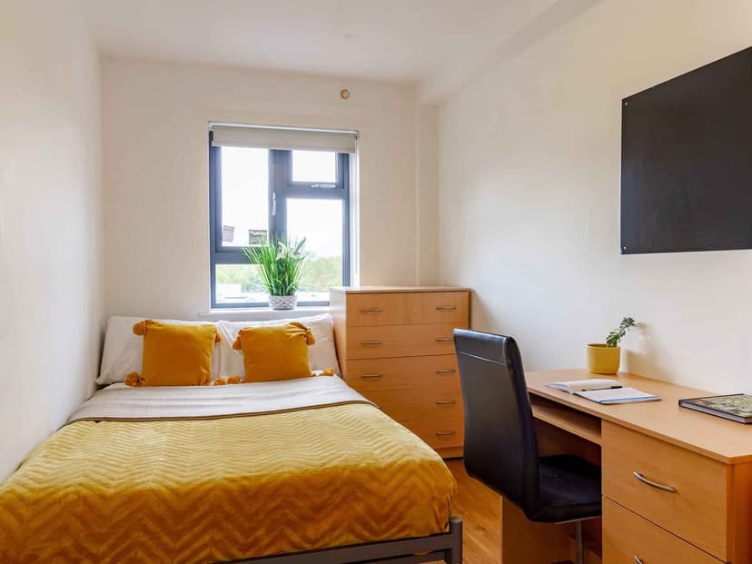 Silver Non-Ensuite Room - Image 1