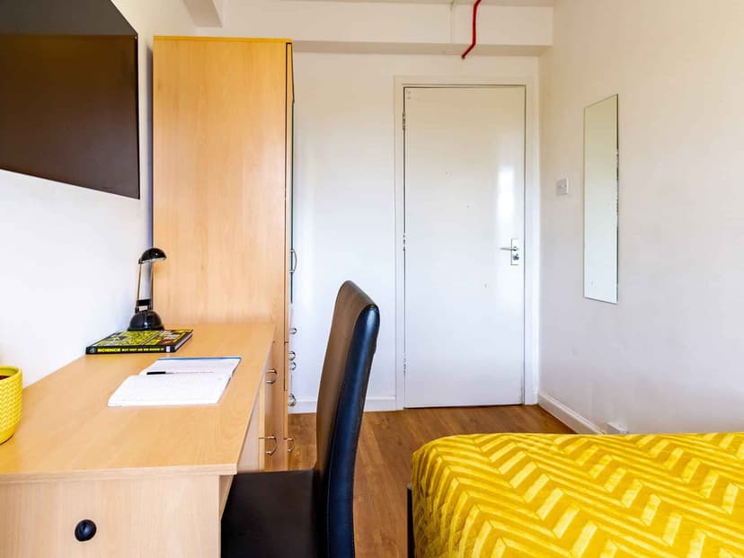 Silver Non-Ensuite Room - Image 2