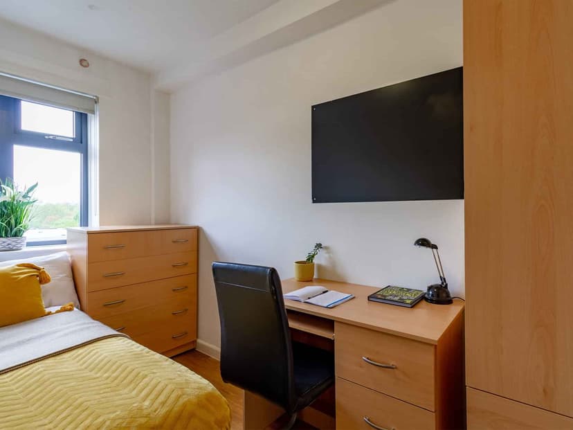 Silver Non-Ensuite Room - Image 3