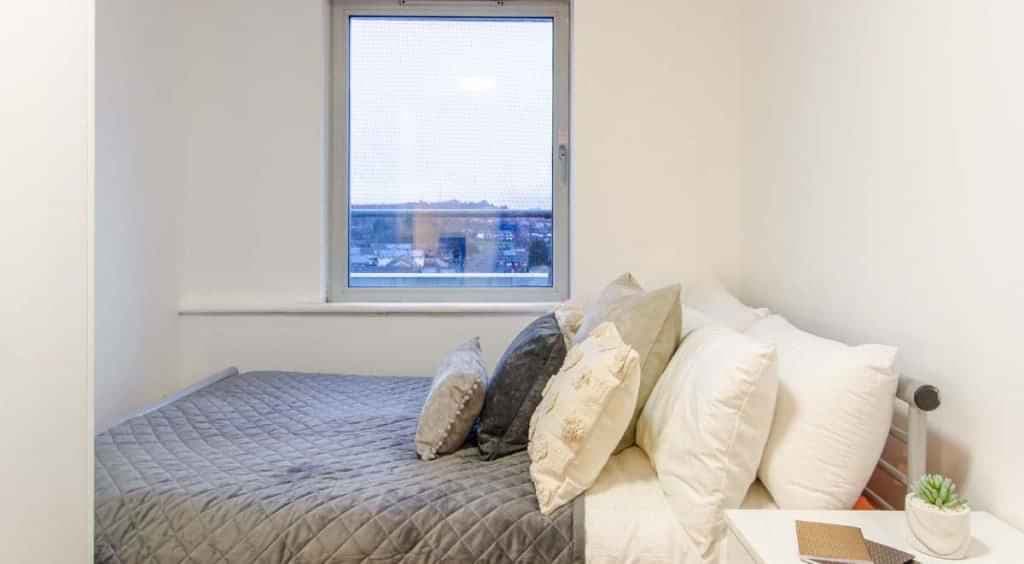 Bronze 3 Bed Room - Image 2