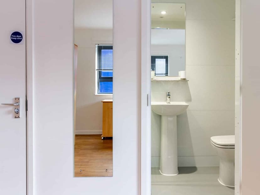 Platinum Ensuite - Image 2