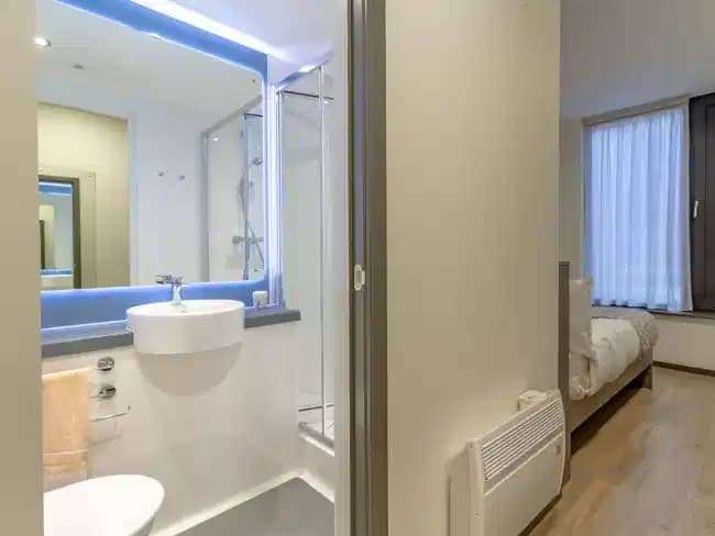 Gold En Suite - Image 3