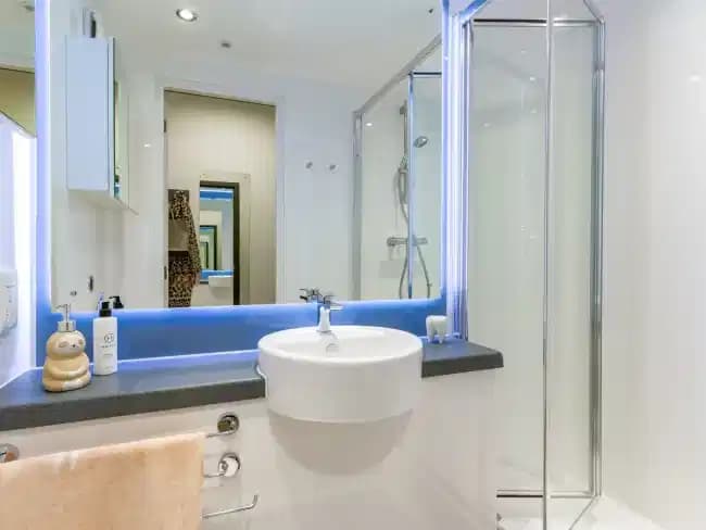 Gold En Suite - Image 2
