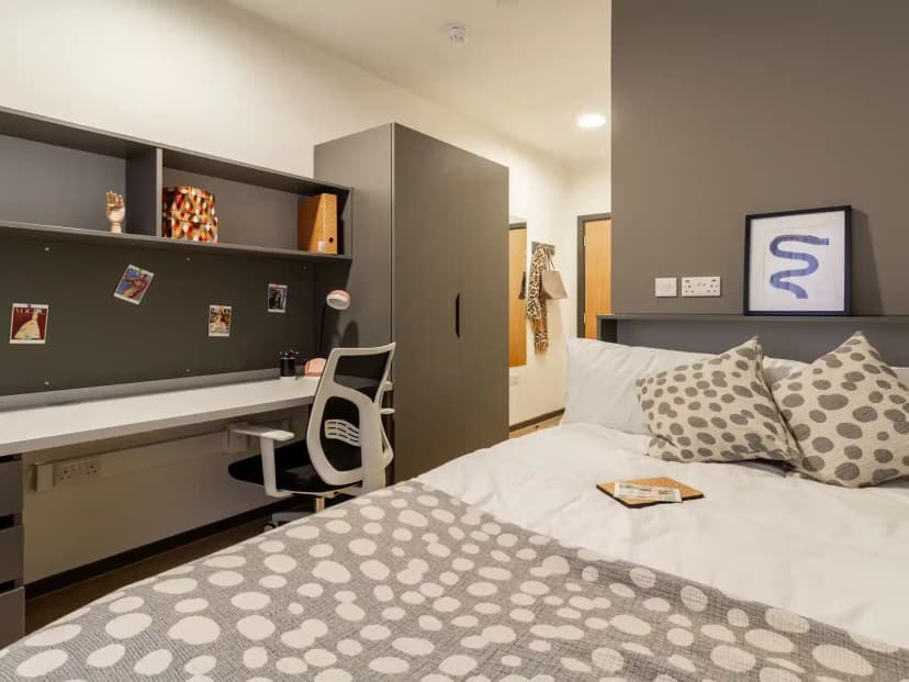 Gold En Suite - Image 4