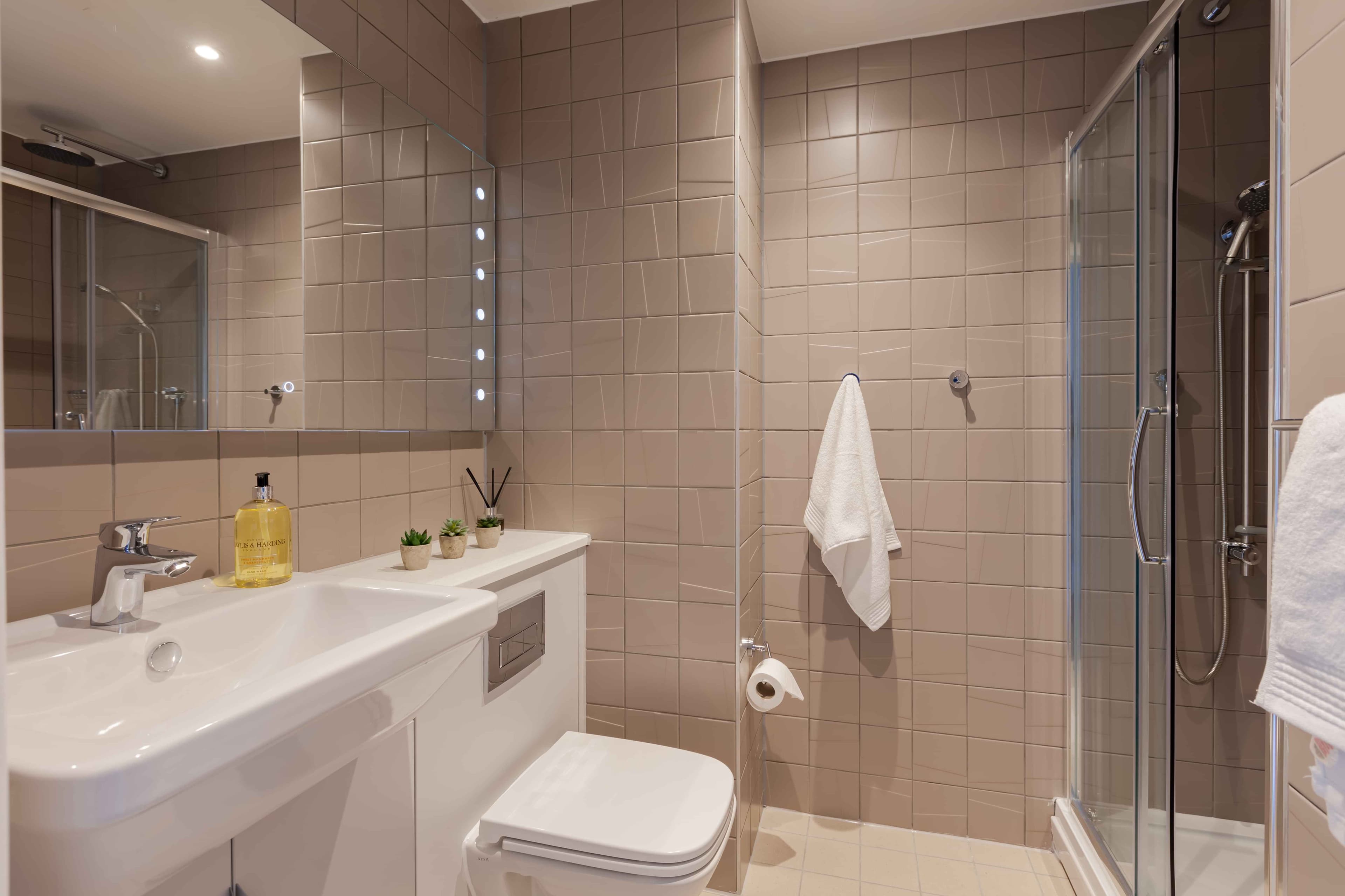 True Apartment 5-Bedrooms - Image 2