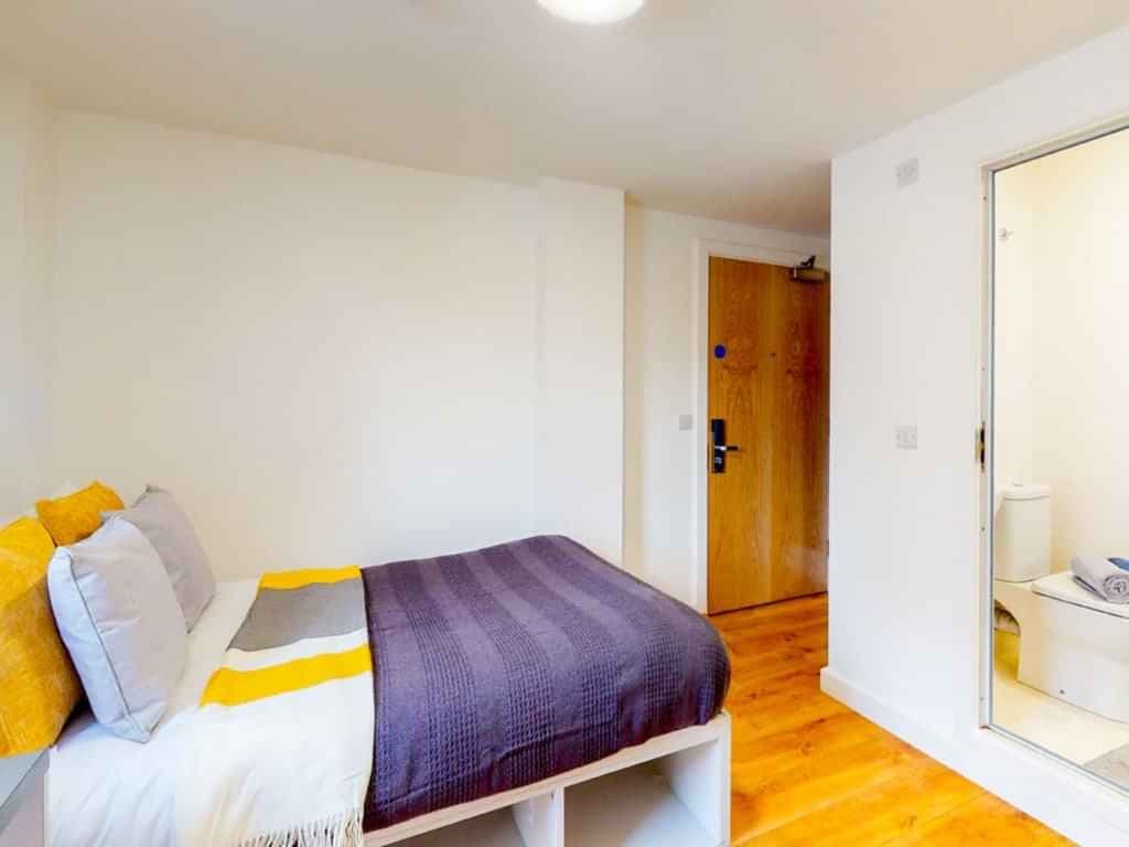 Classic En-Suite  - Image 1