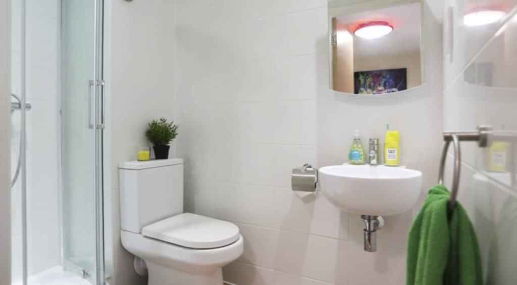 Deluxe Ensuite - Kentish House - Image 2