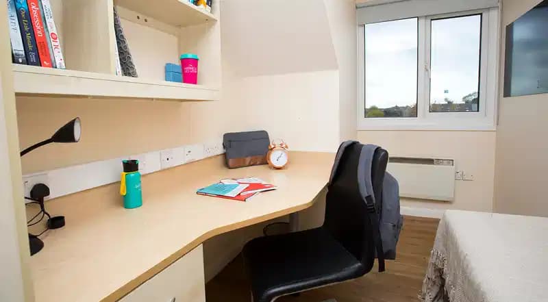 Gold 5 Bed Ensuite - Image 3