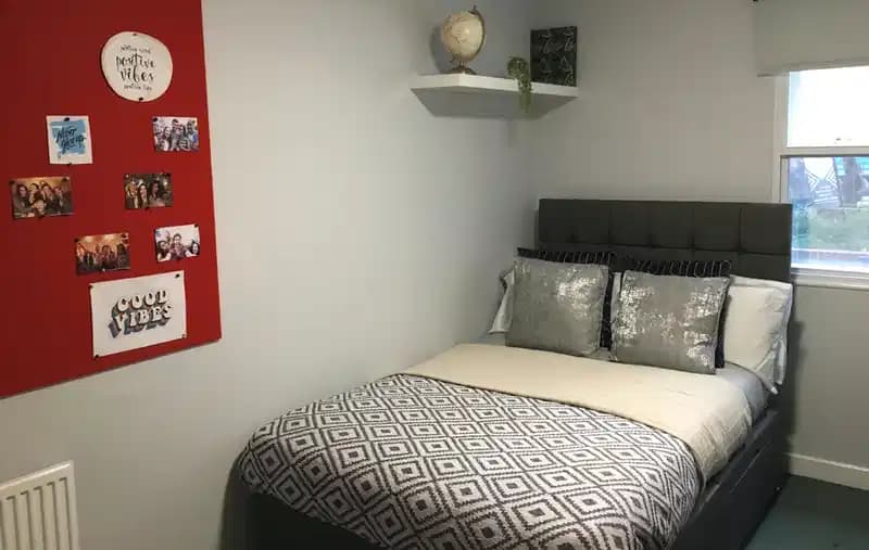 Essential 5 Bed - Image 2