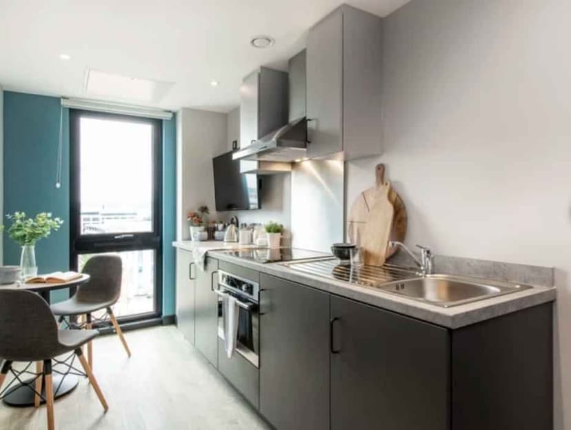 Premium 2 Bed Apartment - Image 3