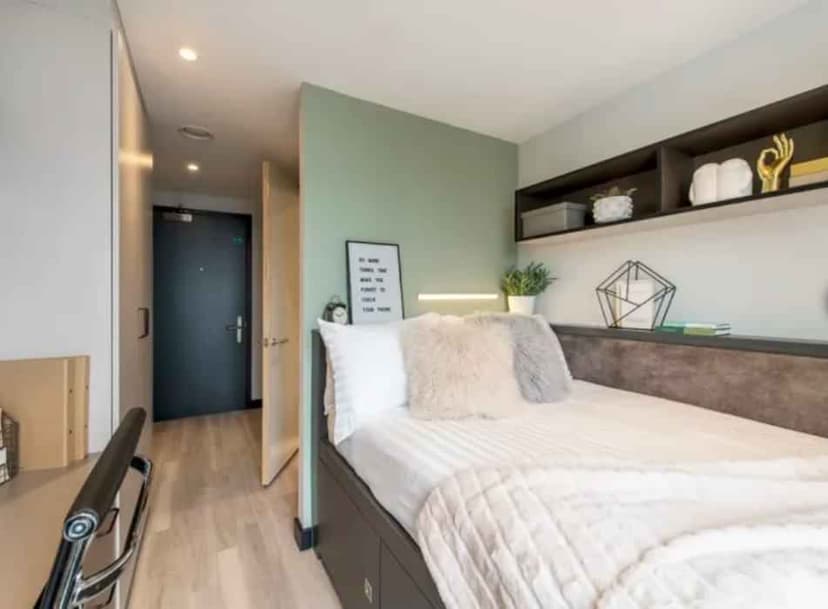 Premium 2 Bed Apartment - Image 1