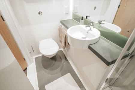 Platinum En Suite - Image 2