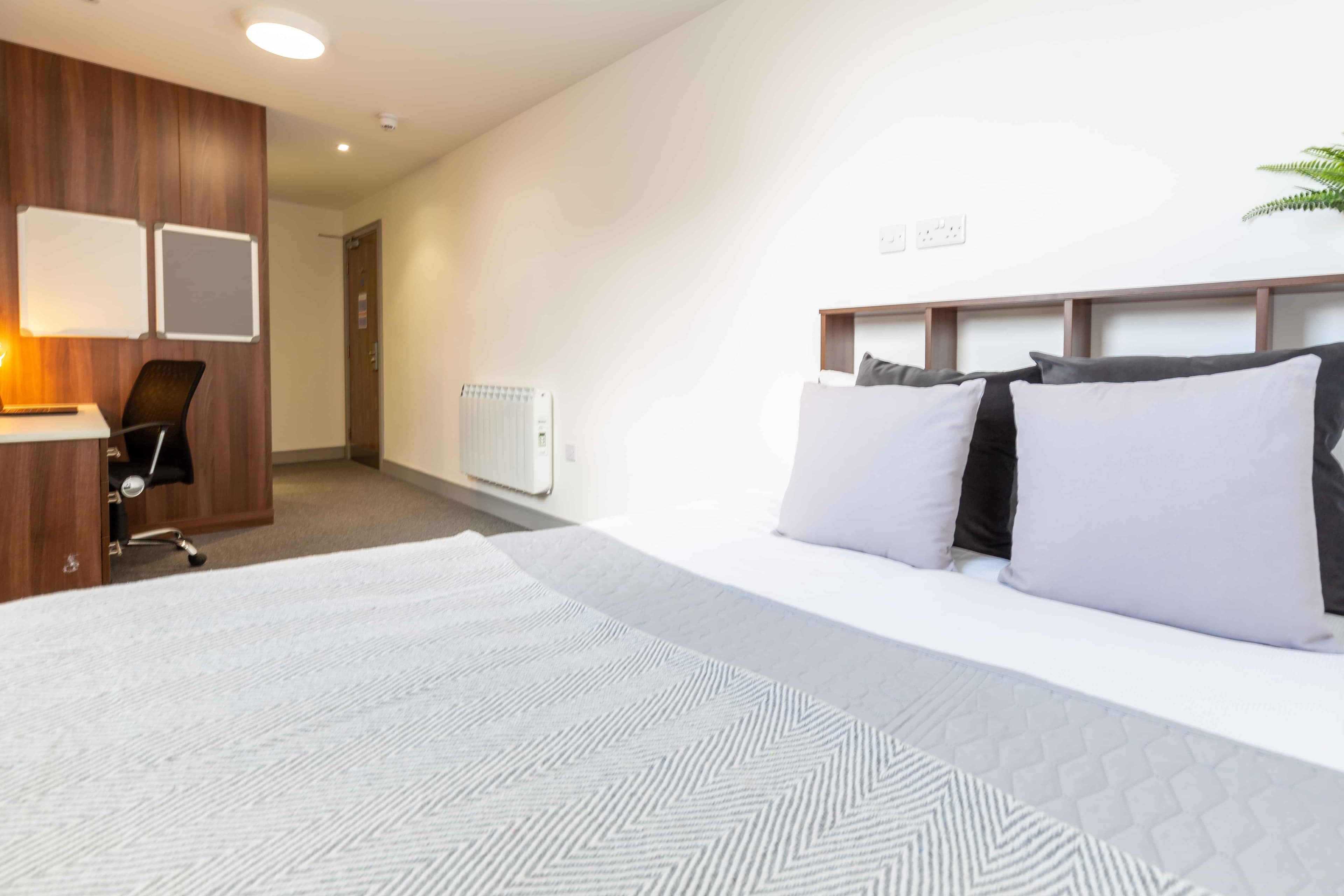 Deluxe En-suite - Image 11