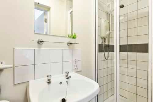 Deluxe Ensuite - Image 2