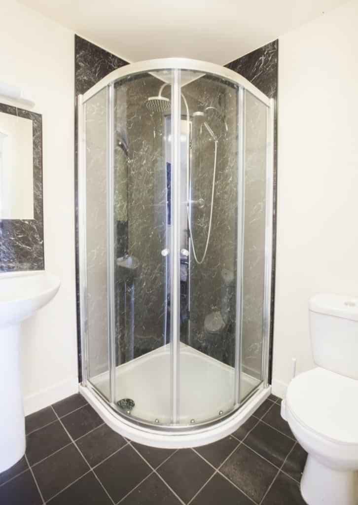 Classic En-Suite - Image 4