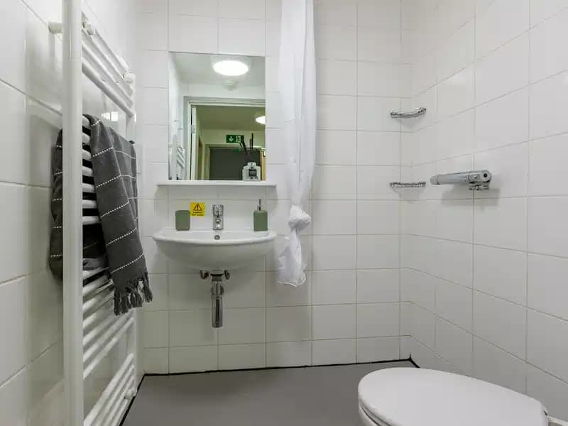 Deluxe Ensuite - Image 8